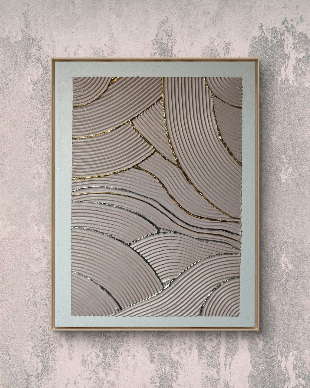 Détail relief plâtre rose poudré feuille d'or argent texture murale 30x40cm cadre inclus