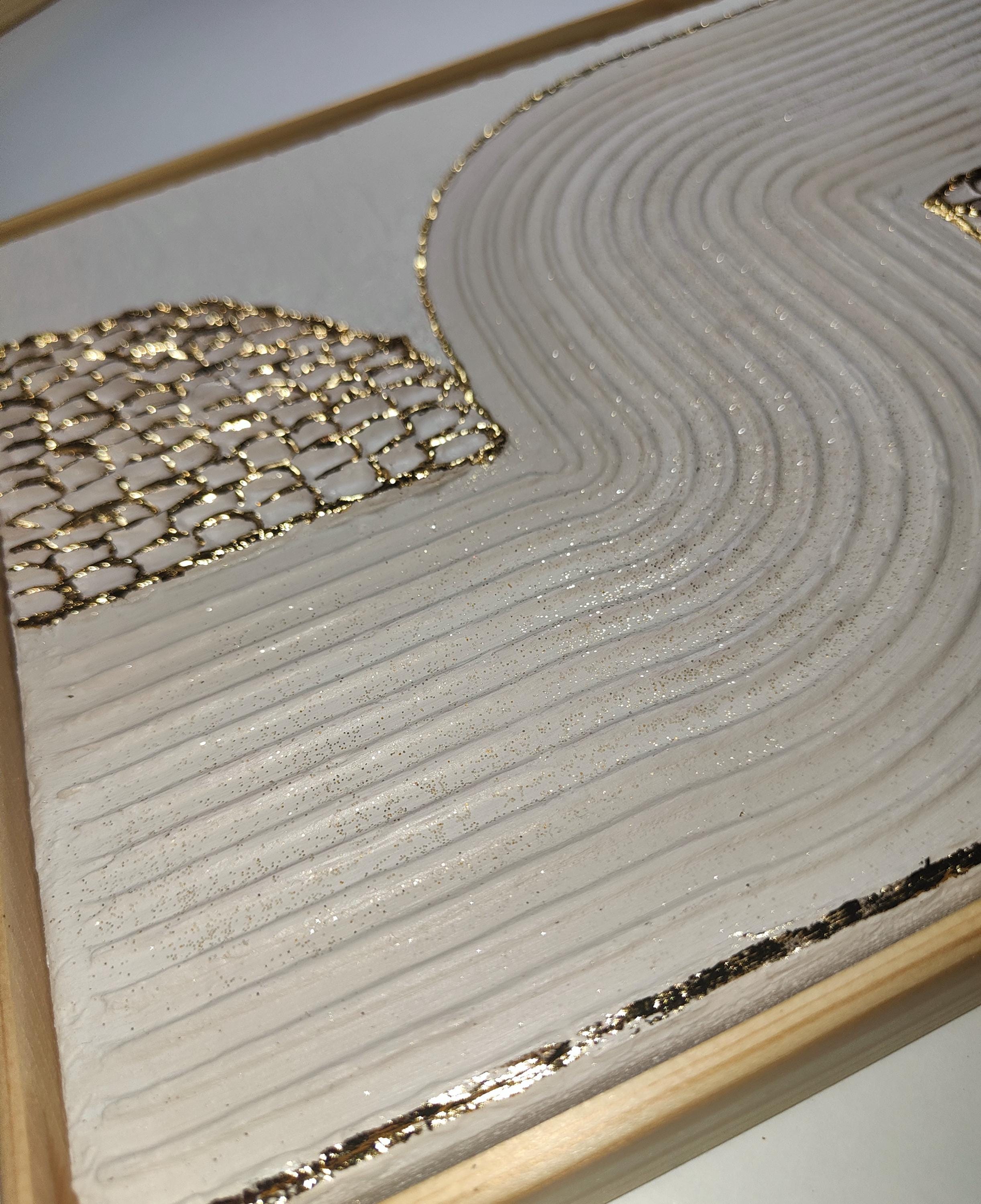 Détail relief plâtre arche beige feuille d'or texture murale 24x30cm cadre inclus