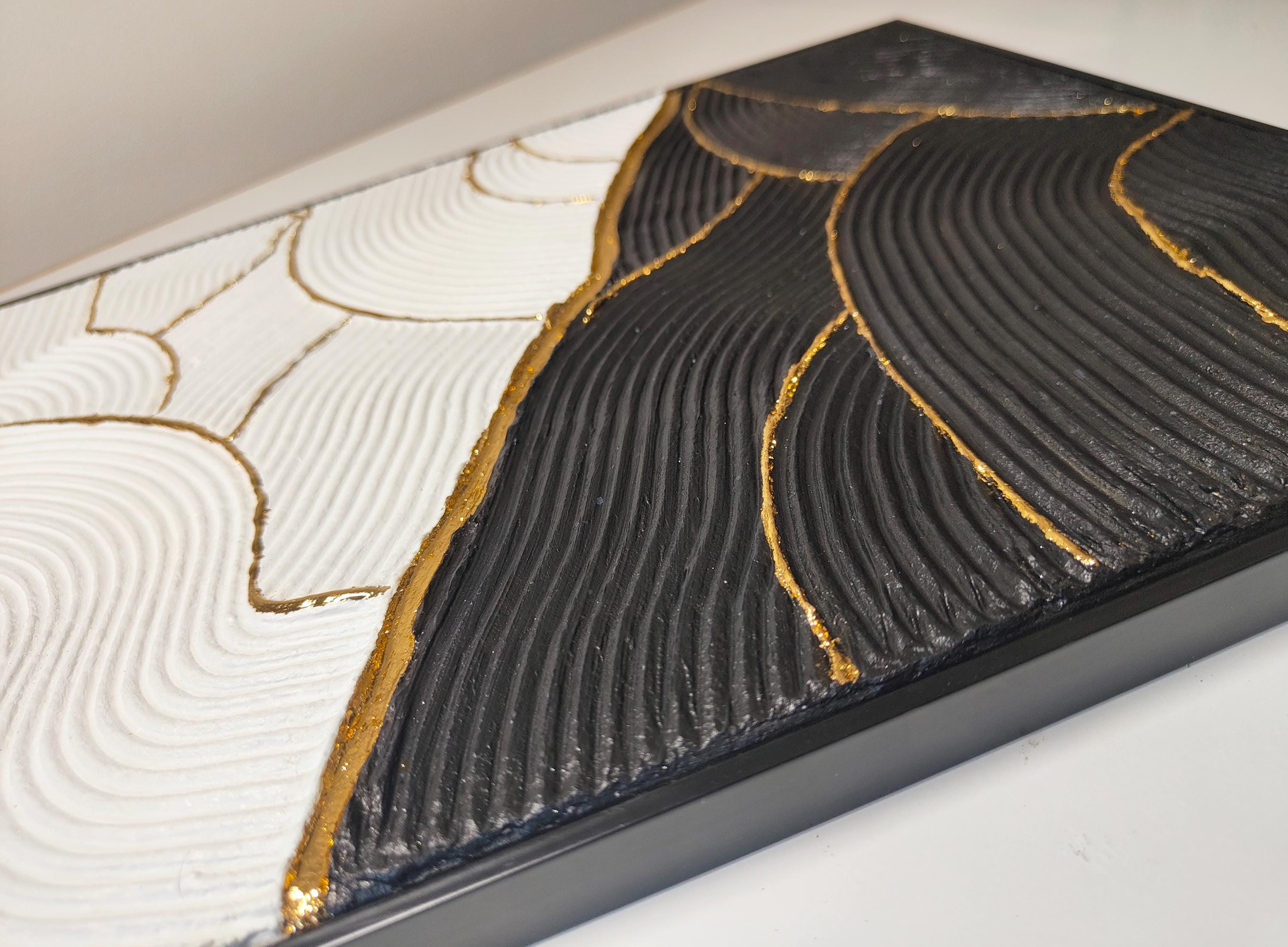 Tableau décoratif noir blanc or vagues relief fait main France 30x40cm