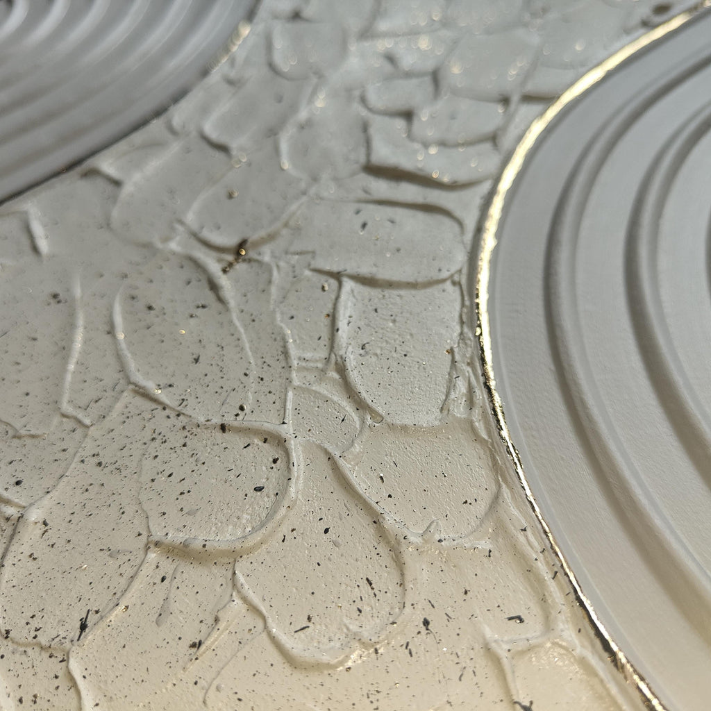 Détail relief plâtre beige feuille d'or texture murale 30x40cm cadre inclus
