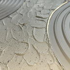 Détail relief plâtre beige feuille d'or texture murale 30x40cm cadre inclus
