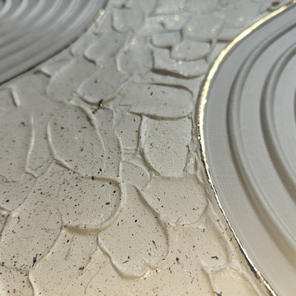 Détail relief plâtre beige feuille d'or texture murale 30x40cm cadre inclus