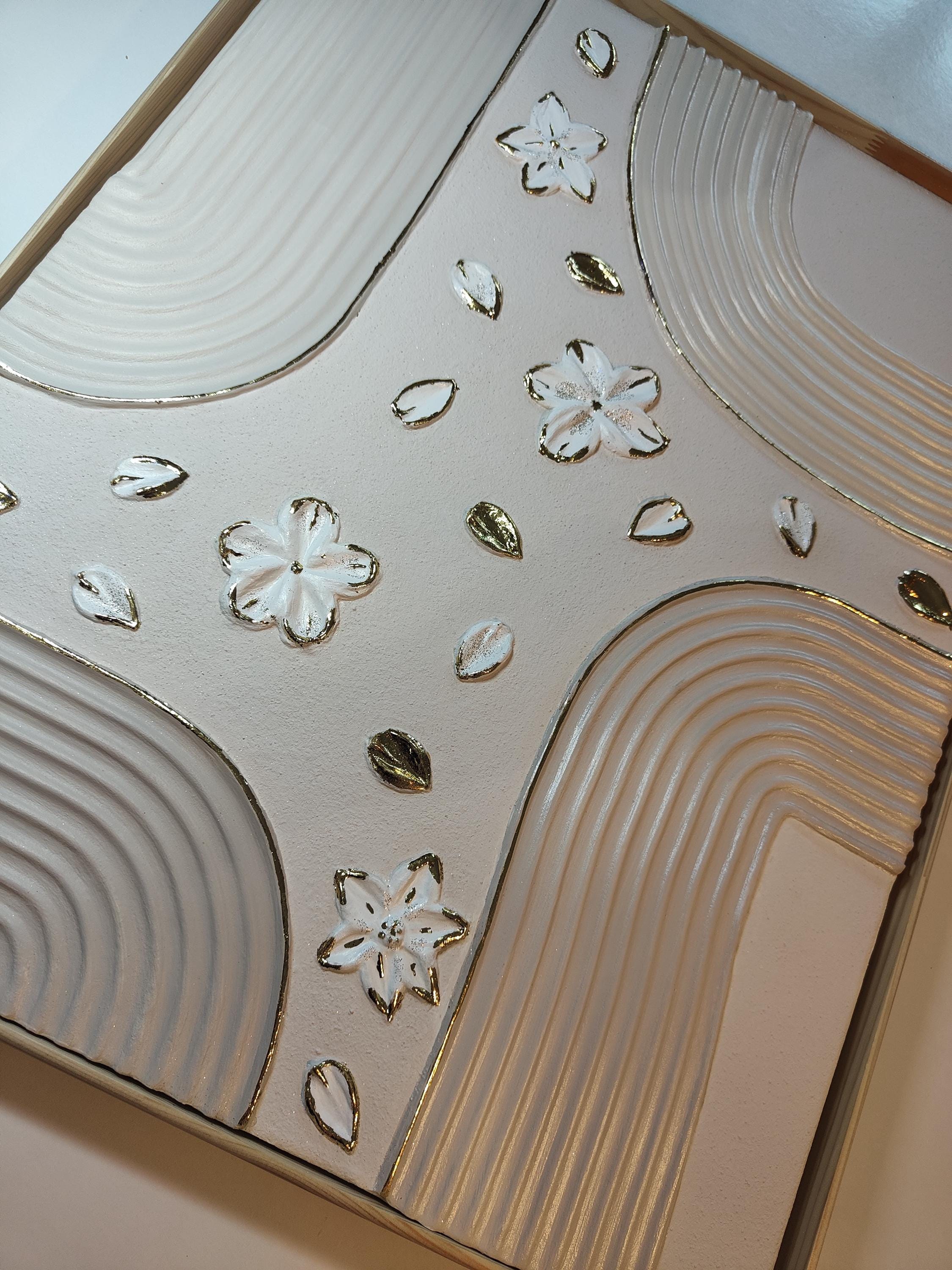 Tableau texturé beige or détail fleurs relief feuille d'or 40x50cm