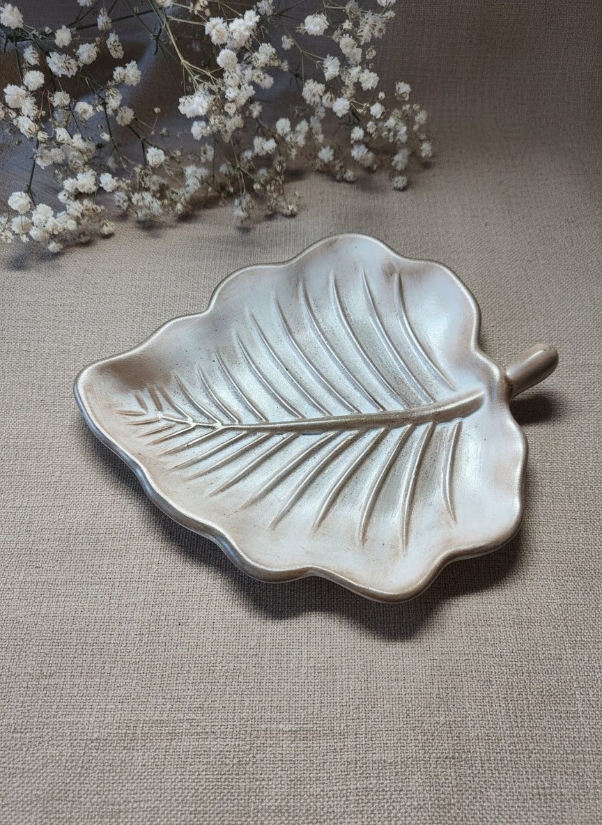 Plateau céramique forme feuille marron-beige artisanal français