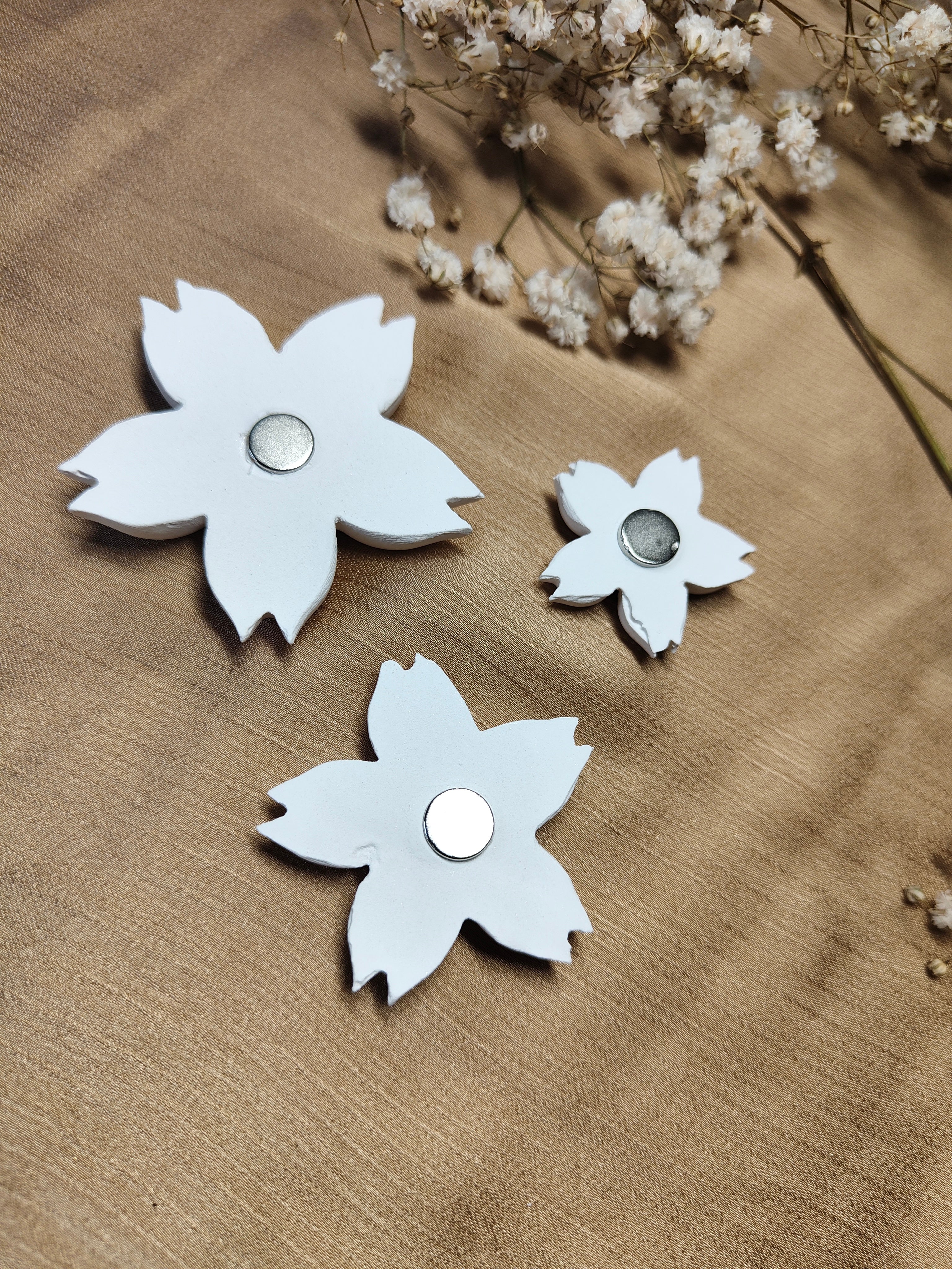 Aimants fleurs céramique blanche - détail des 3 fleurs aimantées
