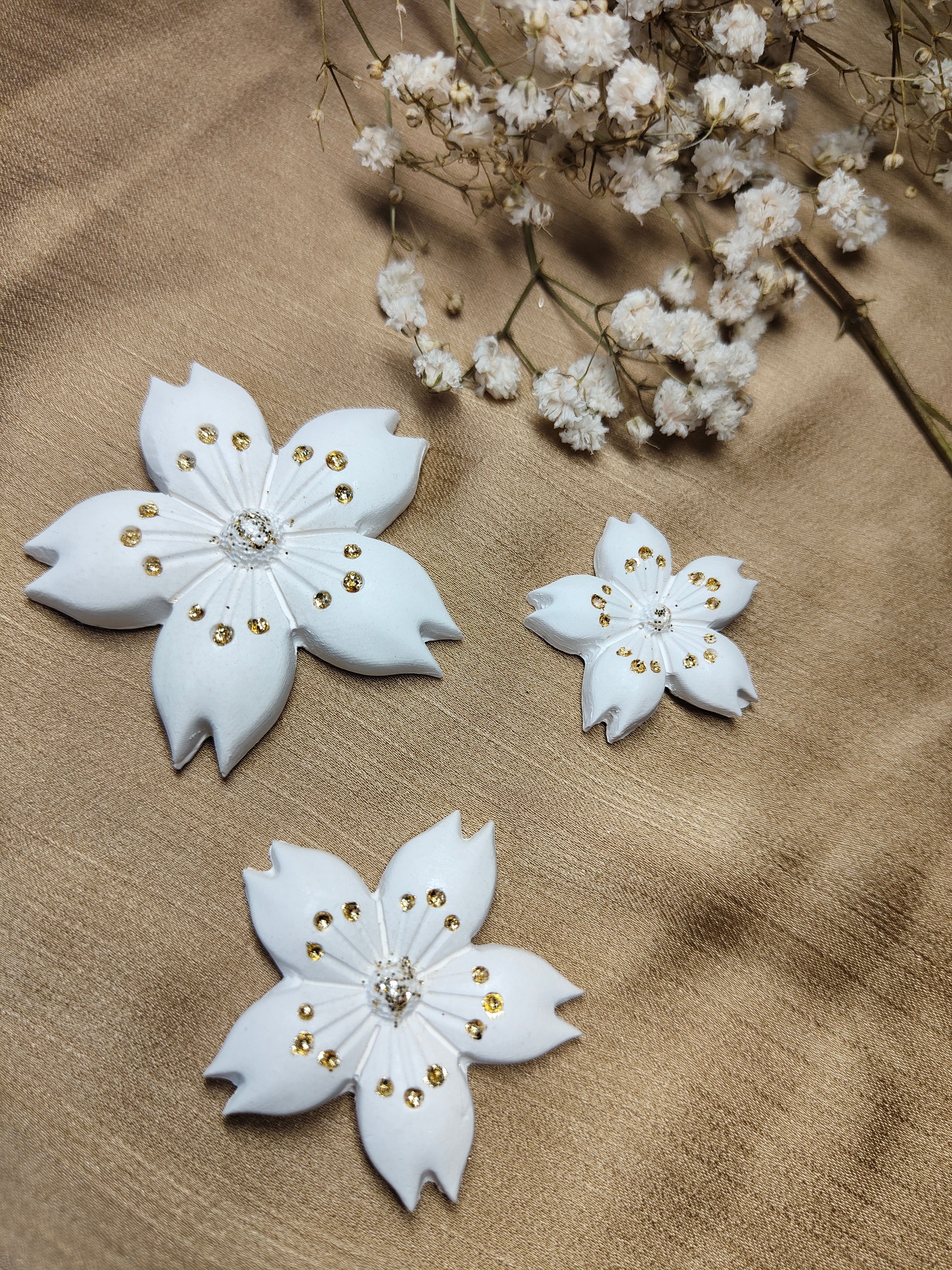 Ensemble de 3 aimants décoratifs fleurs blanches céramique artisanale française
