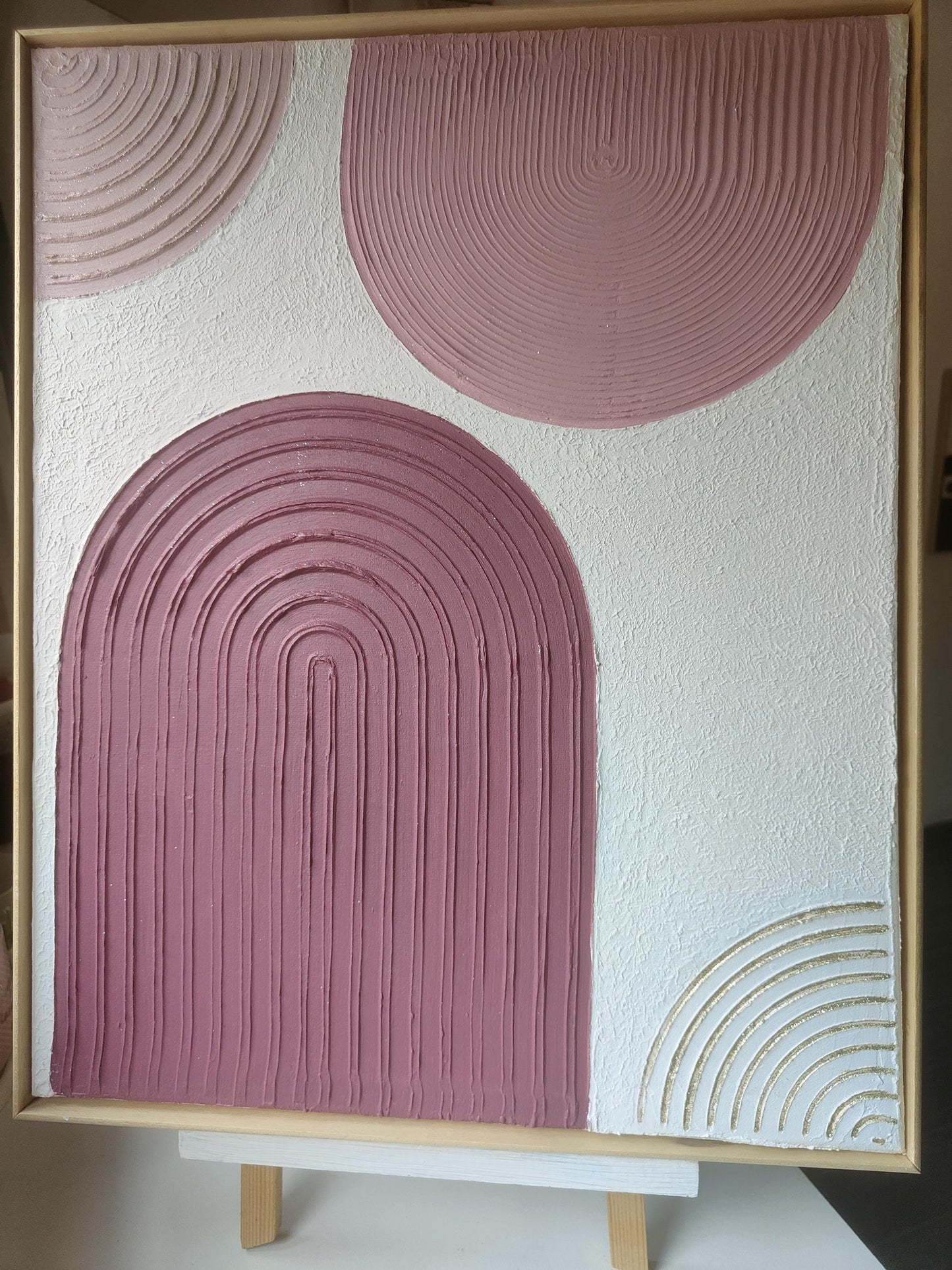 Détail relief plâtre arches violet rose paillettes texture murale 40x50cm cadre inclus