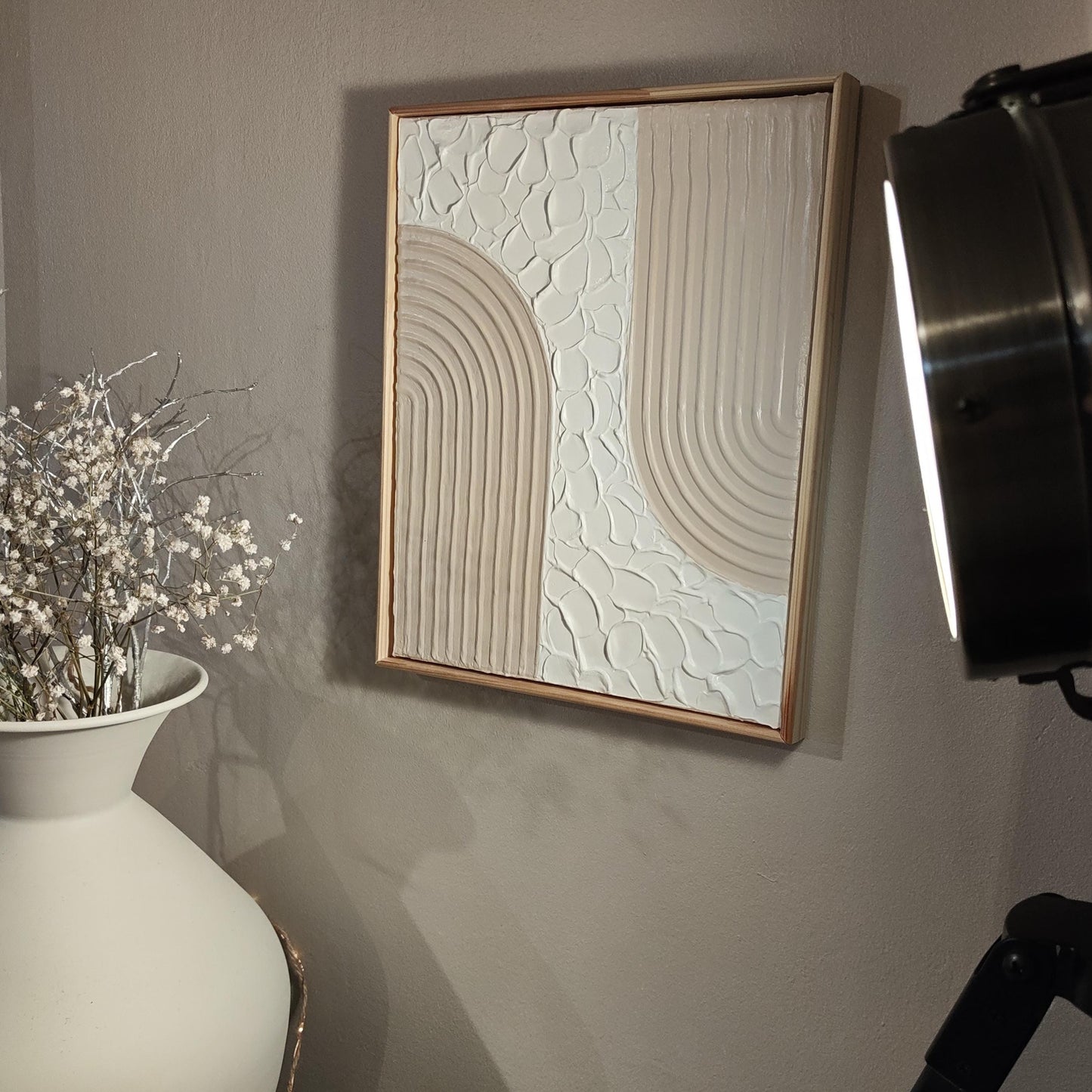 Décoration murale texturée arches beige blanc relief 24x30cm encadré sophistiqué