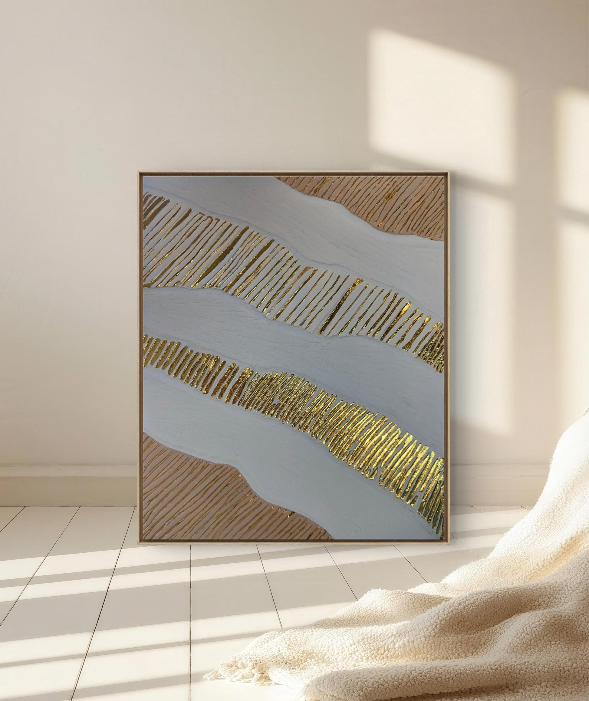 Détail relief plâtre blanc beige feuille d'or texture murale 40x50cm cadre inclus