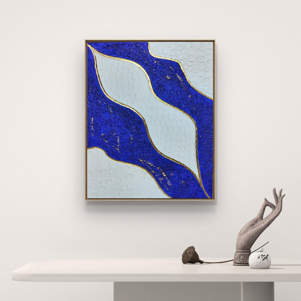 Tableau texturé bleu blanc or relief artisanal 40x50 cm - mise en situation décoration intérieure - art mural premium cadre inclus LOEV DECO
