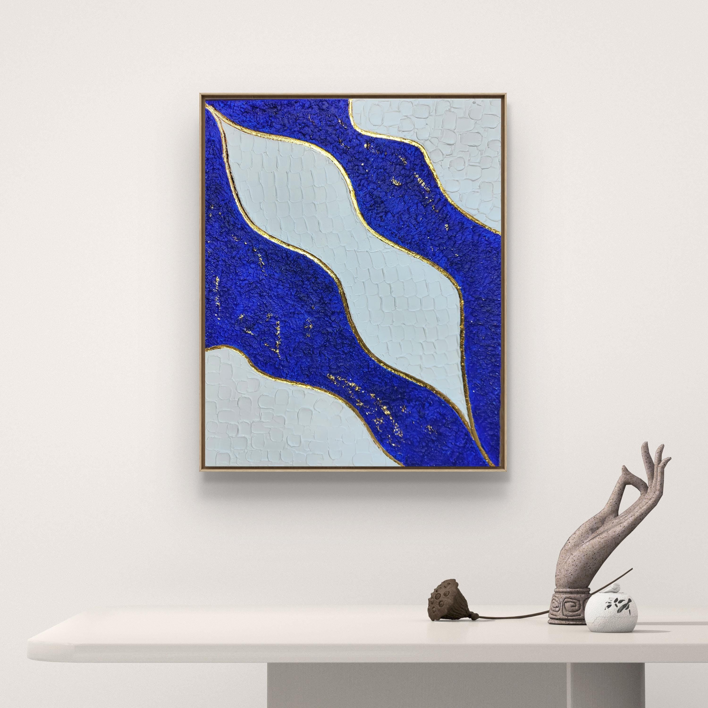 Tableau texturé bleu blanc or relief artisanal 40x50 cm - mise en situation décoration intérieure - art mural premium cadre inclus LOEV DECO
