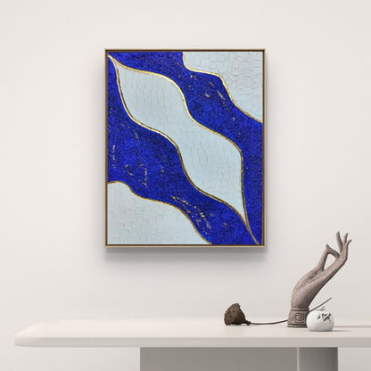 Tableau texturé bleu blanc or relief artisanal 40x50 cm - mise en situation décoration intérieure - art mural premium cadre inclus LOEV DECO
