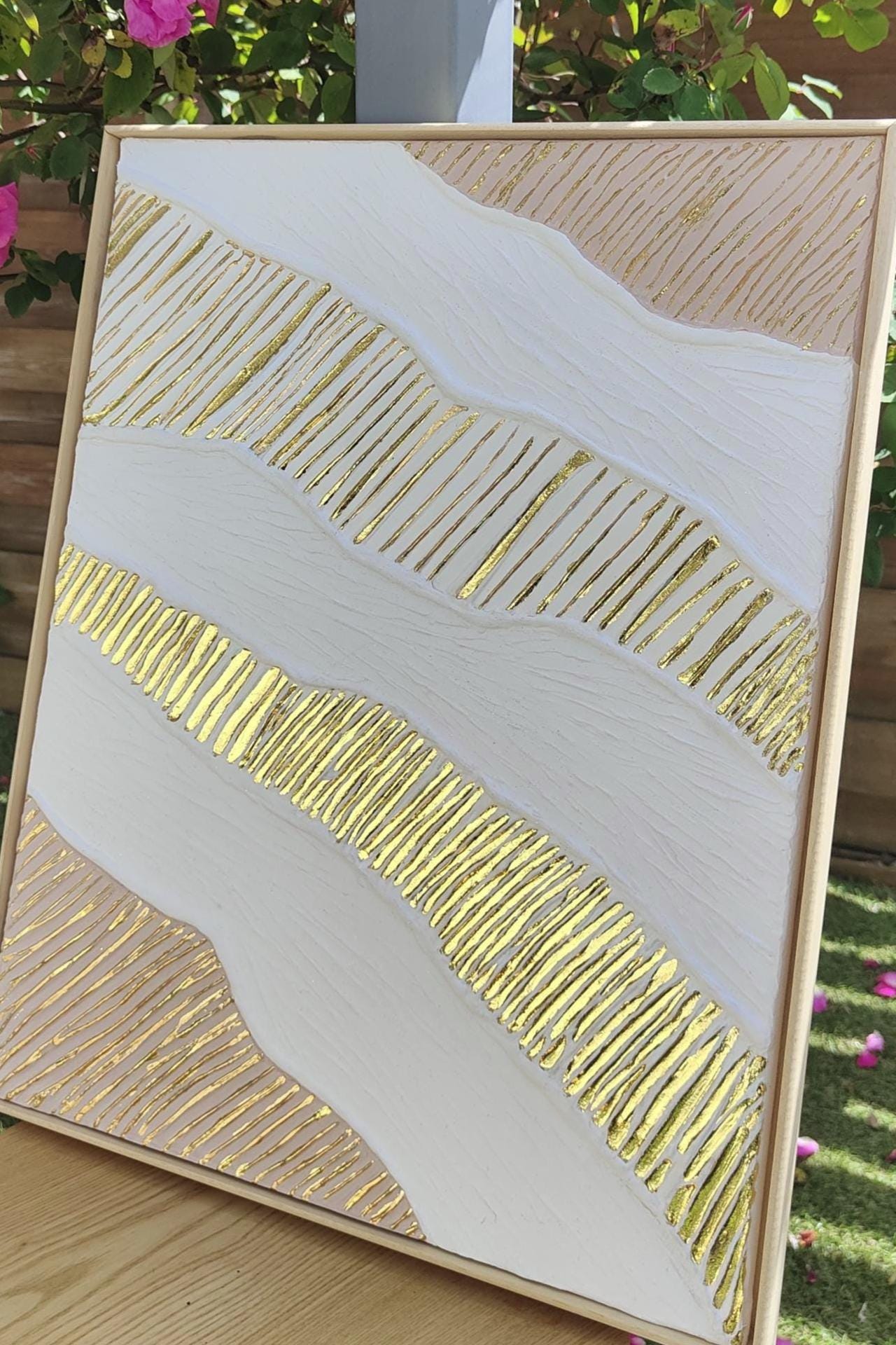 Peinture texturée blanc beige or relief design 40x50cm cadre noir inclus LOEV