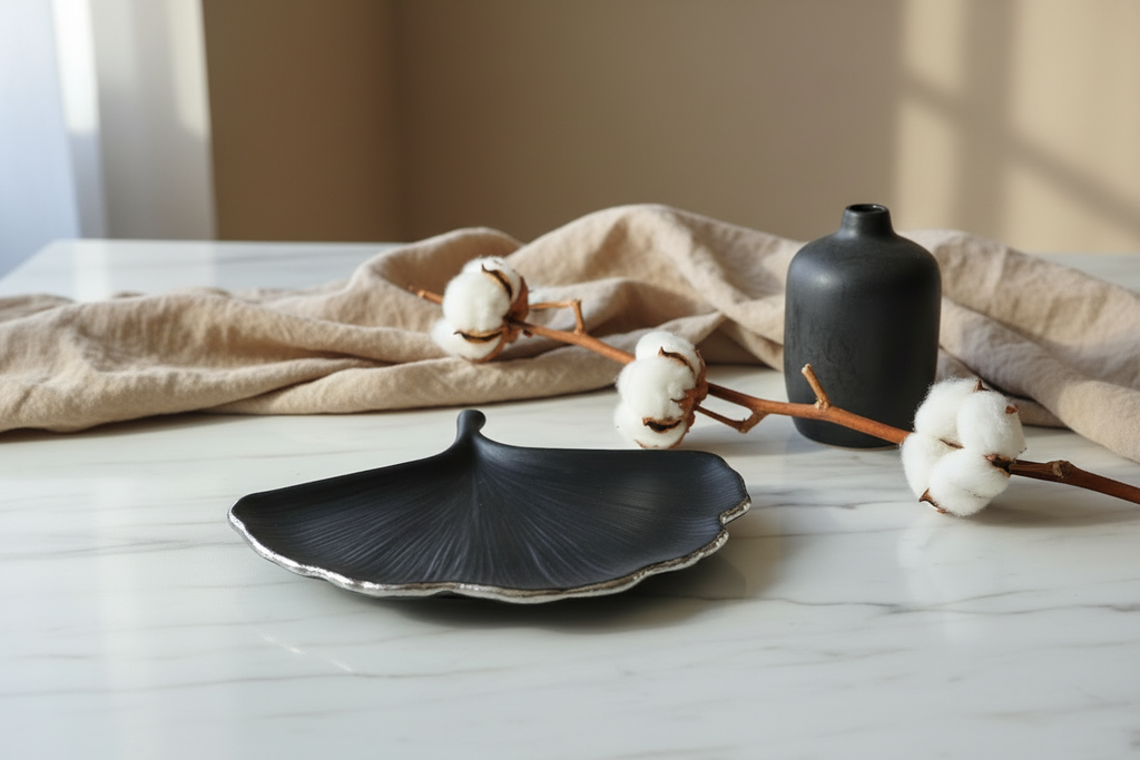vide poche feuille -  noir et argenté - objet décoratif unique fait main