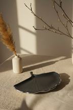 plateau vide poche feuille noir et feuille d'argent - objet deco chic