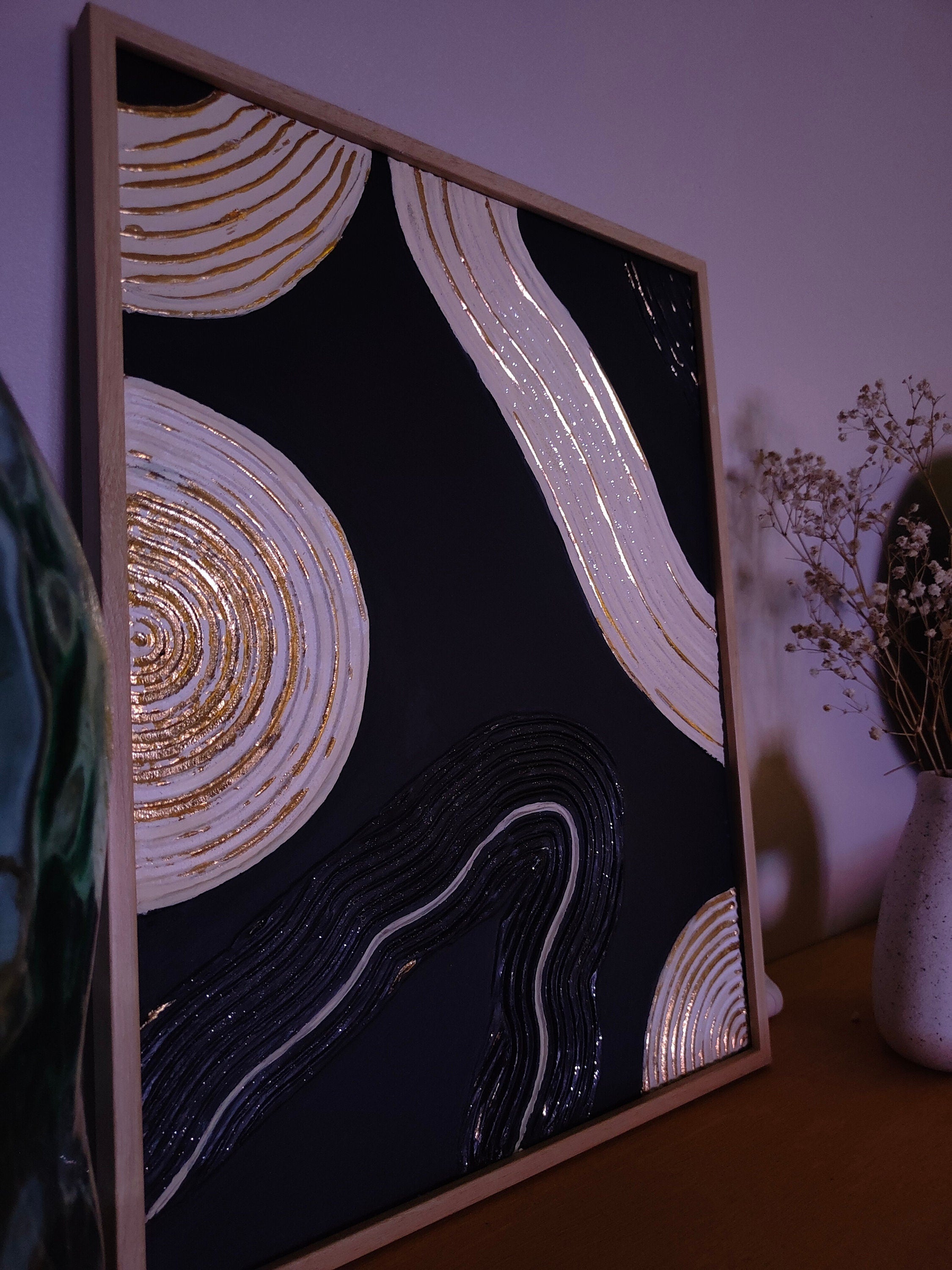 Détail relief plâtre noir feuille d'or texture murale 30x40cm cadre inclus
