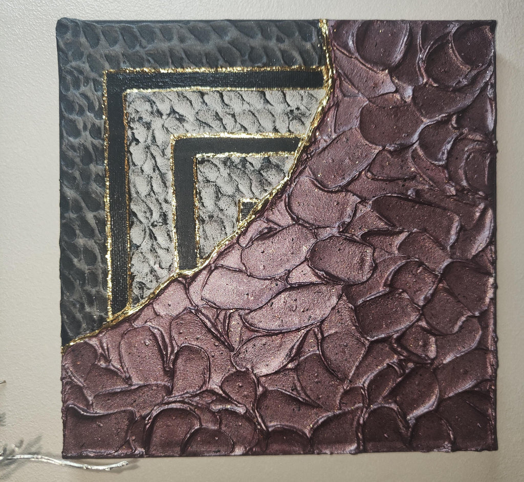 Détail relief plâtre prune noir feuille d'or texture murale 20x20cm cadre inclus