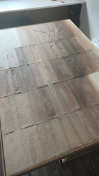 Gros plan texture tableau mural – relief bois blanchi, art mural artisanal sur mesure – LOEV DECO