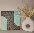 Zoom relief toile Arche arche céladon et texture charbon argenté — LOEV DECO
