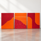 Triptyque de tableaux en relief orange et bordeaux, présenté dans une autre composition, avec motifs striés et feuille d’or.