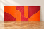 Triptyque abstrait orange et bordeaux composé de trois tableaux texturés en relief, avec détails à la feuille d’or