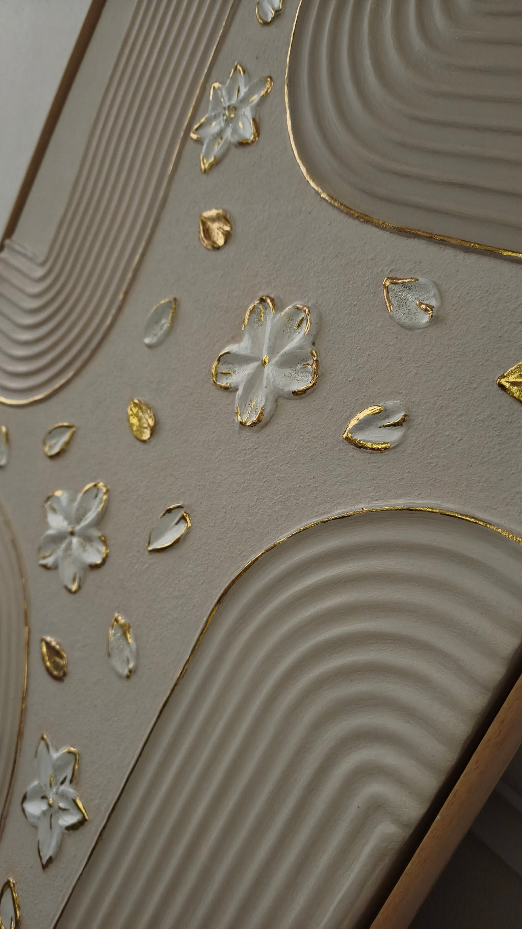 Détail et relief artisanal tableau chic en texture décoration murale arche et fleurs 