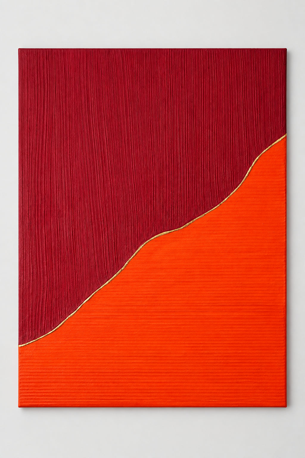 Tableau abstrait orange et bordeaux aux textures striées, séparées par une ligne courbe à la feuille d’or