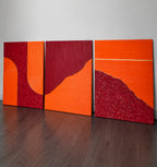 Trois tableaux abstraits en relief orange et bordeaux, avec textures striées, formes courbes et lignes à la feuille d’or