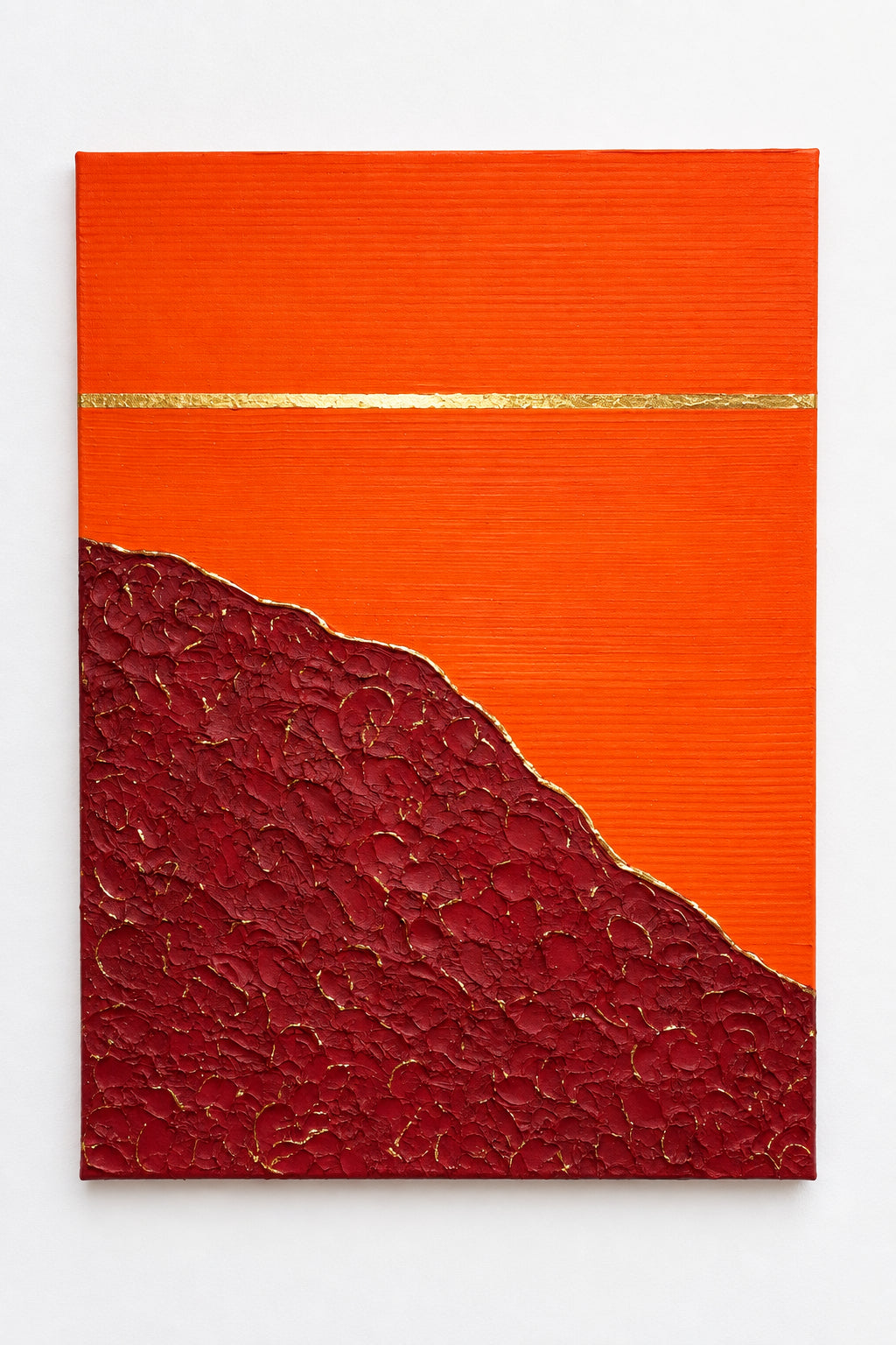Tableau abstrait texturé orange et bordeaux, avec reliefs, stries horizontales et ligne à la feuille d’or.