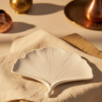 Plateau décoratif forme feuille en céramique blanche avec effet pailleté léger, 14,5 × 18 cm, fabriqué en France