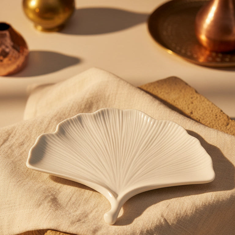 Plateau décoratif forme feuille en céramique blanche avec effet pailleté léger, 14,5 × 18 cm, fabriqué en France