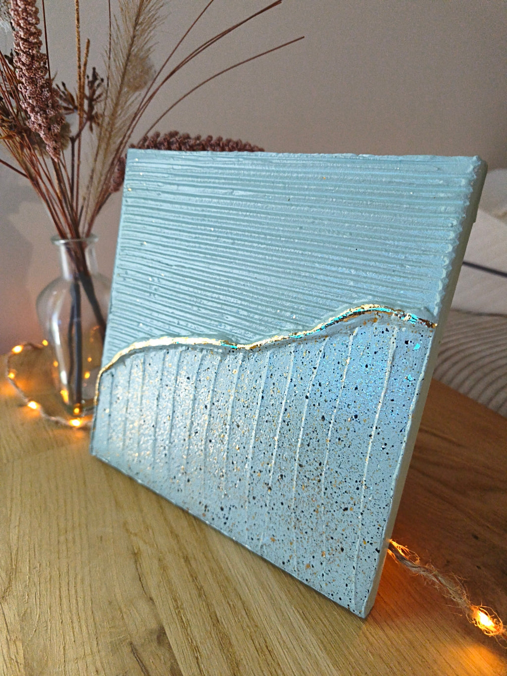 Vue de côté toile Rivage relief céladon et texture argentée — LOEV DECO