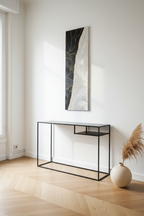 Tableau texturé noir blanc or 30x90 cm - mise en situation vertical au-dessus console parisienne LOEV DECO